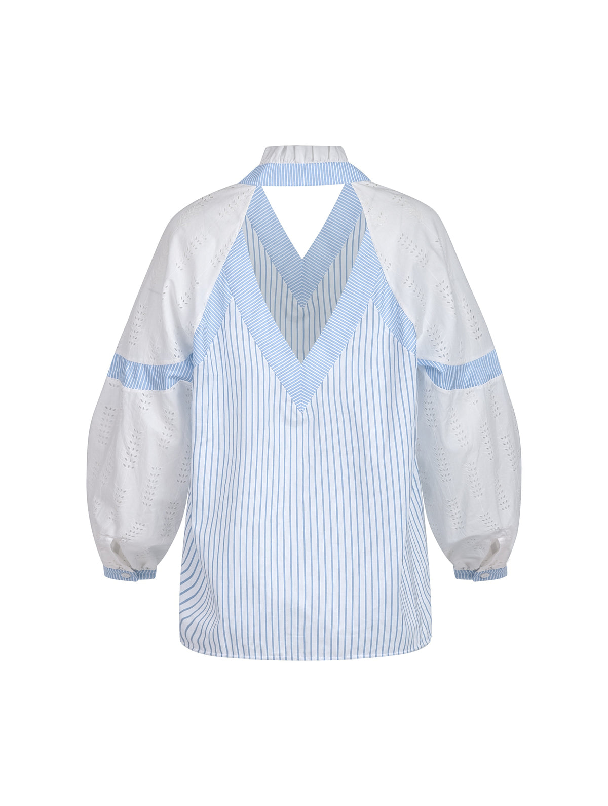 Gerade geschnittene Bluse mit nachhaltigem Design. Hergestellt aus Baumwollstoffen mit verschiedenen Streifen.