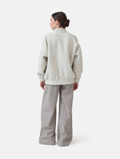 Wendbare Blousonjacke aus hochwertiger Merinowolle mit Stehkragen, Bündchen an den Ärmelenden und am Saumende, sowie seitlichen Leistentaschen auf der helleren Seite und großen aufgesetzten Taschen auf der dunkleren Seite. Dieses Modell ist Teil unserer REBORN-Linie und steht für unsere "Zero-Waste-Politik", da mit Stoff aus Altbestand gefertigt.