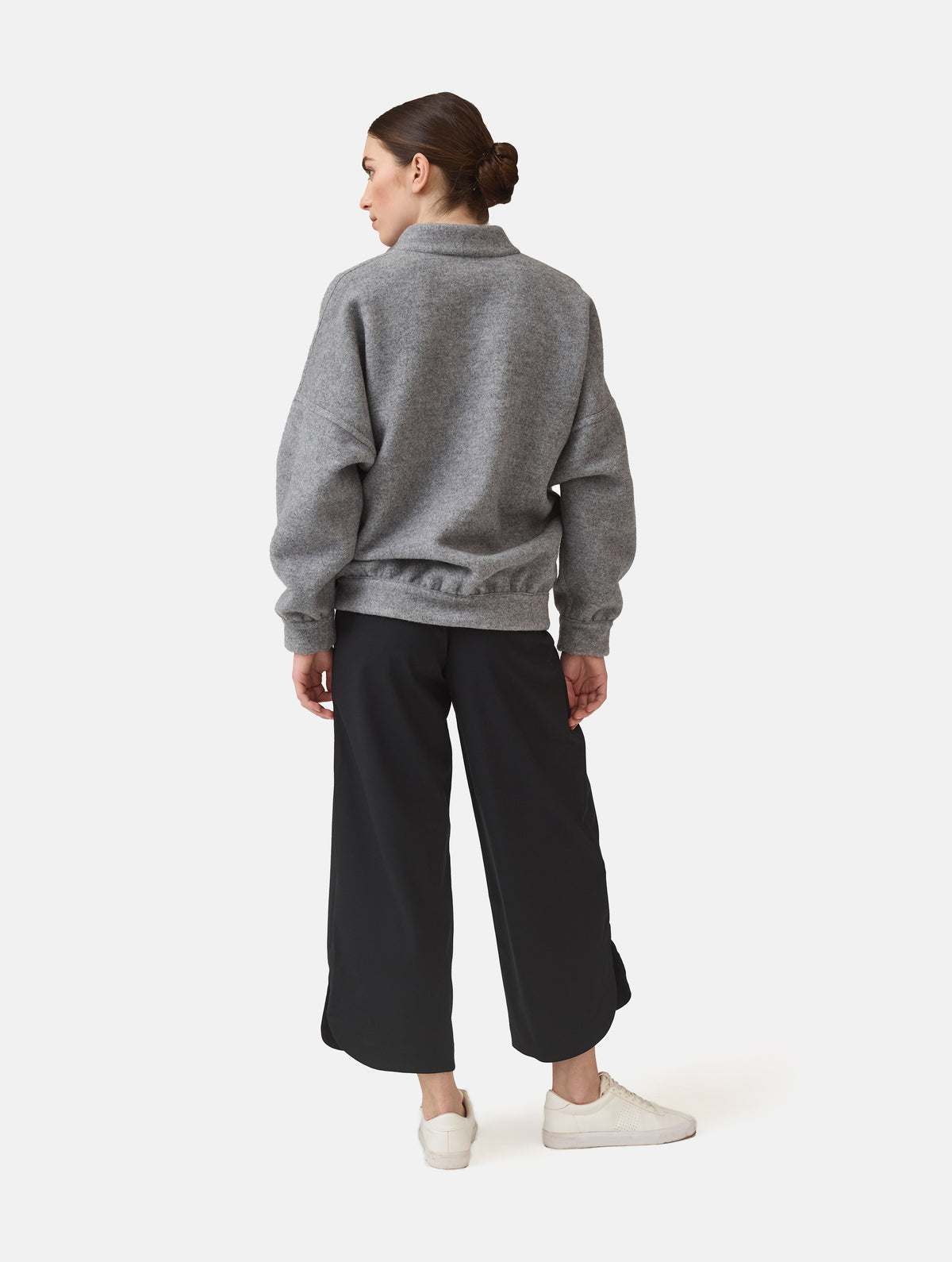 Wendbare Blousonjacke aus hochwertiger Merinowolle mit Stehkragen, Bündchen an den Ärmelenden und am Saumende, sowie seitlichen Leistentaschen auf der helleren Seite und großen aufgesetzten Taschen auf der dunkleren Seite. Dieses Modell ist Teil unserer REBORN-Linie und steht für unsere "Zero-Waste-Politik", da mit Stoff aus Altbestand gefertigt.