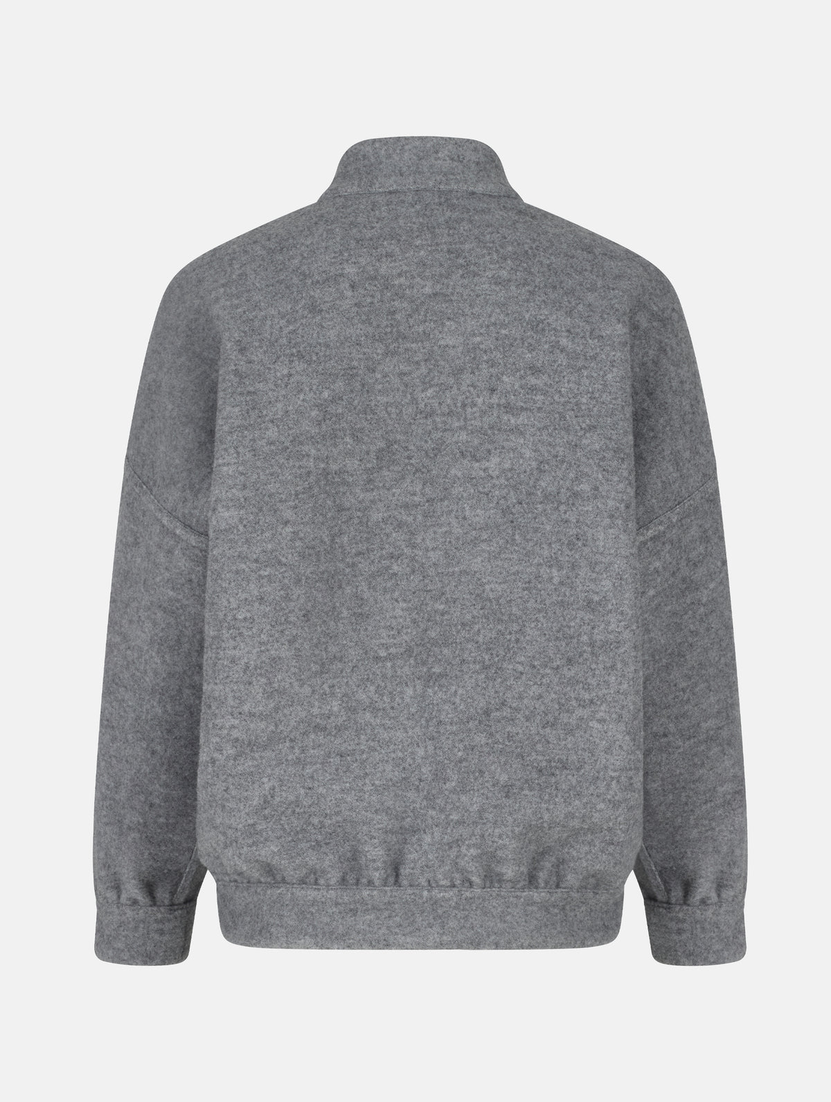 Wendbare Blousonjacke aus hochwertiger Merinowolle mit Stehkragen, Bündchen an den Ärmelenden und am Saumende, sowie seitlichen Leistentaschen auf der helleren Seite und großen aufgesetzten Taschen auf der dunkleren Seite. Dieses Modell ist Teil unserer REBORN-Linie und steht für unsere "Zero-Waste-Politik", da mit Stoff aus Altbestand gefertigt.