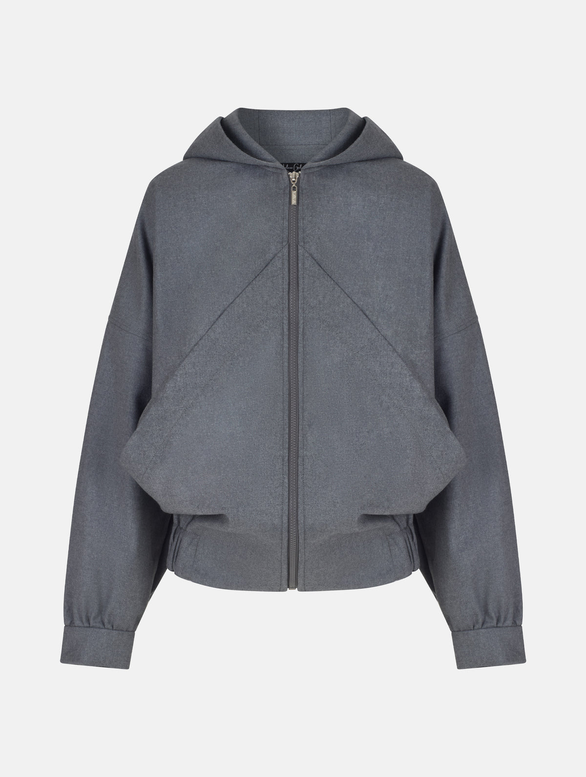 Locker geschnittene Blousonjacke mit Kapuze und Reißverschluss, sowie dreiecksförmiger Kängurutasche im Vorderteil und elastischem Bündchen am Saumende. Dieses Modell ist Teil unserer REBORN-Linie und steht für unsere "Zero-Waste-Politik", da mit Stoff aus Altbestand gefertigt.