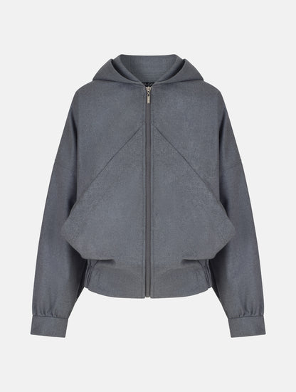Locker geschnittene Blousonjacke mit Kapuze und Reißverschluss, sowie dreiecksförmiger Kängurutasche im Vorderteil und elastischem Bündchen am Saumende. Dieses Modell ist Teil unserer REBORN-Linie und steht für unsere "Zero-Waste-Politik", da mit Stoff aus Altbestand gefertigt.