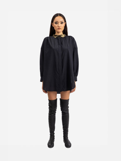Die weite Seiden-Baumwoll-Bluse hat integrierte Seideneinsätze mit Lurex an Kragen, Schultern, Rücken von Helene Galwas.