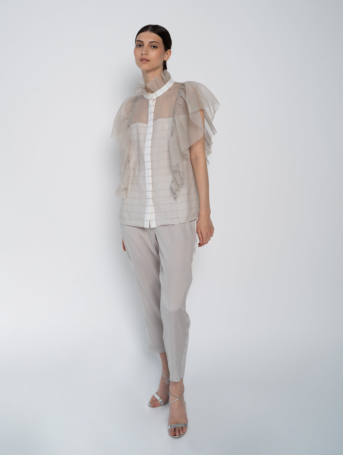 Bluse mit Organza-Volants auf Vorderseite, Schultern, Rücken und Kragen