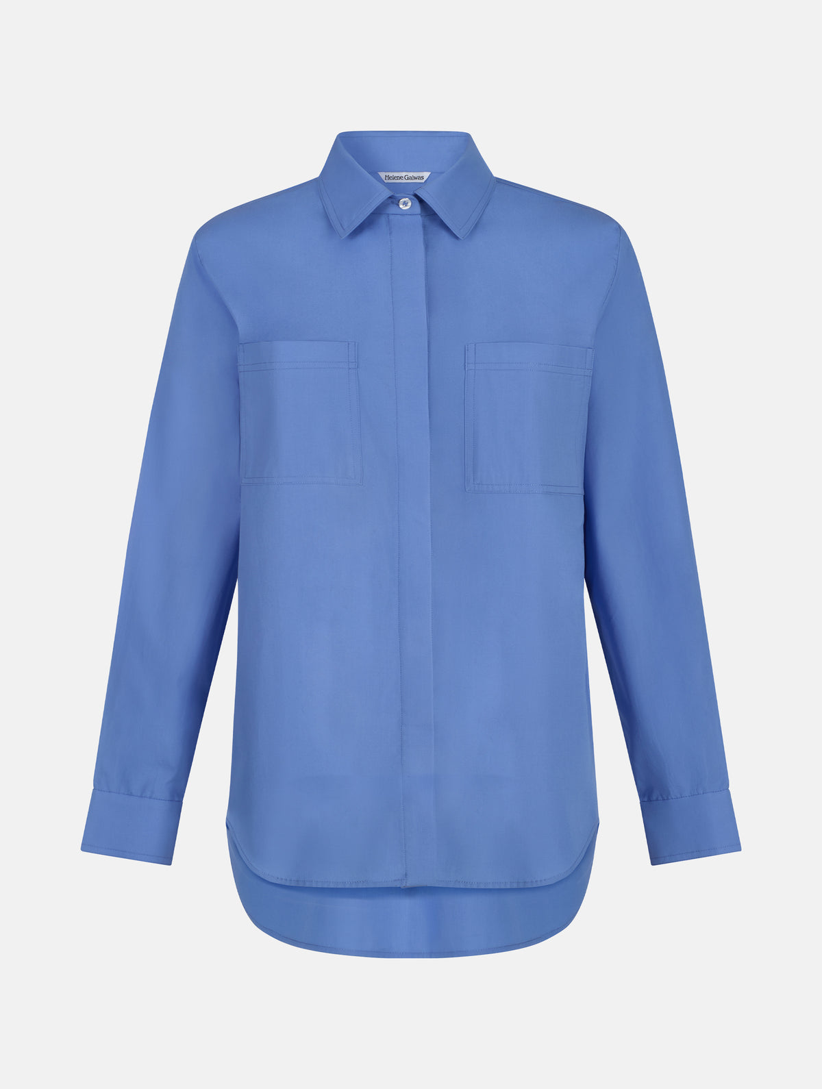 Langes Oversize Blusenhemd mit klassischem Hemdkragen und Manschetten, sowie zwei aufgesetzten Brutstaschen und abgerundeten Saumende im Rückteil.  Dieses Modell ist Teil unserer REBORN-Linie und steht für unsere "Zero-Waste-Politik", da mit Stoff aus Altbestand gefertigt.