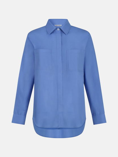 Langes Oversize Blusenhemd mit klassischem Hemdkragen und Manschetten, sowie zwei aufgesetzten Brutstaschen und abgerundeten Saumende im Rückteil.  Dieses Modell ist Teil unserer REBORN-Linie und steht für unsere "Zero-Waste-Politik", da mit Stoff aus Altbestand gefertigt.