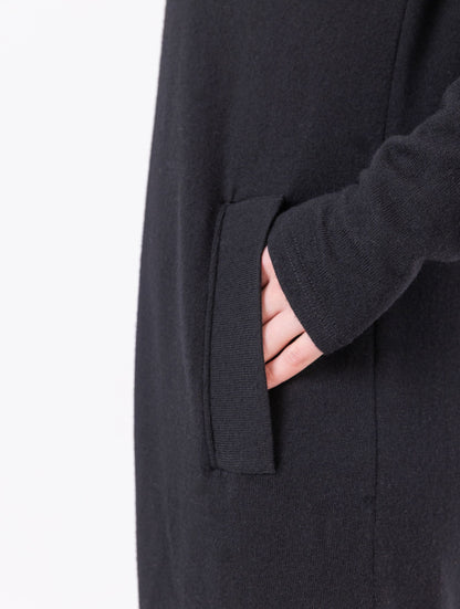 Locker geschnittenes Midikleid mit V-Ausschnitt, langen Seitenschlitzen und Gürtel. Dieses Modell ist Teil unserer REBORN-Kollektion und steht für unsere "Zero-Waste-Politik"