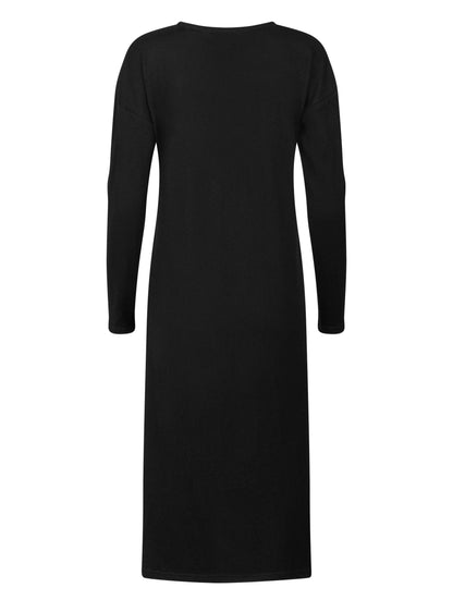 Locker geschnittenes Midikleid mit V-Ausschnitt, langen Seitenschlitzen und Gürtel. Dieses Modell ist Teil unserer REBORN-Kollektion und steht für unsere "Zero-Waste-Politik"