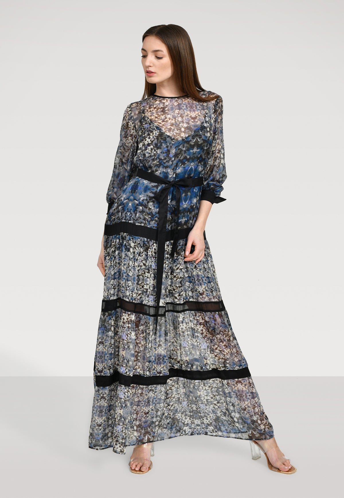 Maxi Kleid aus zarter Chiffonseide mit einen bezaubernden Blütenprint, Schleifen an den Ärmeln und abnehmbaren Volants.