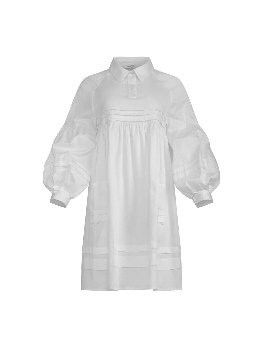 Weites Hemdkragenkleid mit weiten Laternenärmeln, Biesen an der Brust, Ärmeln, aufgesetzenTaschen und Saumende, sowie verdeckter Knopfleiste. Gefertigt aus Premiumbaumwolle mit Satin-Touch.