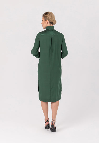 Midi-Hemdkleid aus feinster Seide mit Stehkragen, seitlichen Schlitzen und verdeckter Knopfleiste.