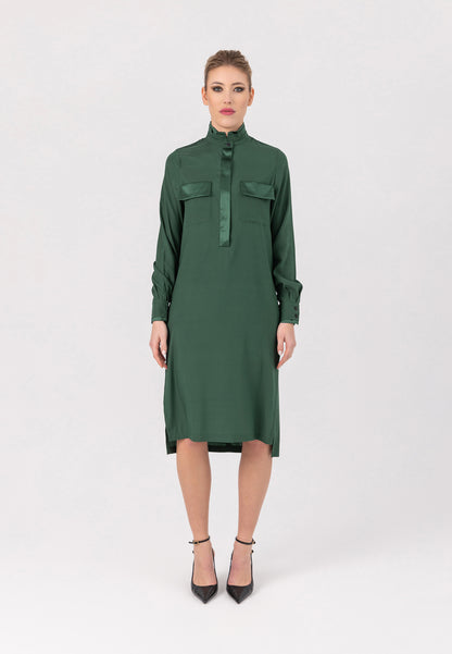 Midi-Hemdkleid aus feinster Seide mit Stehkragen, seitlichen Schlitzen und verdeckter Knopfleiste.