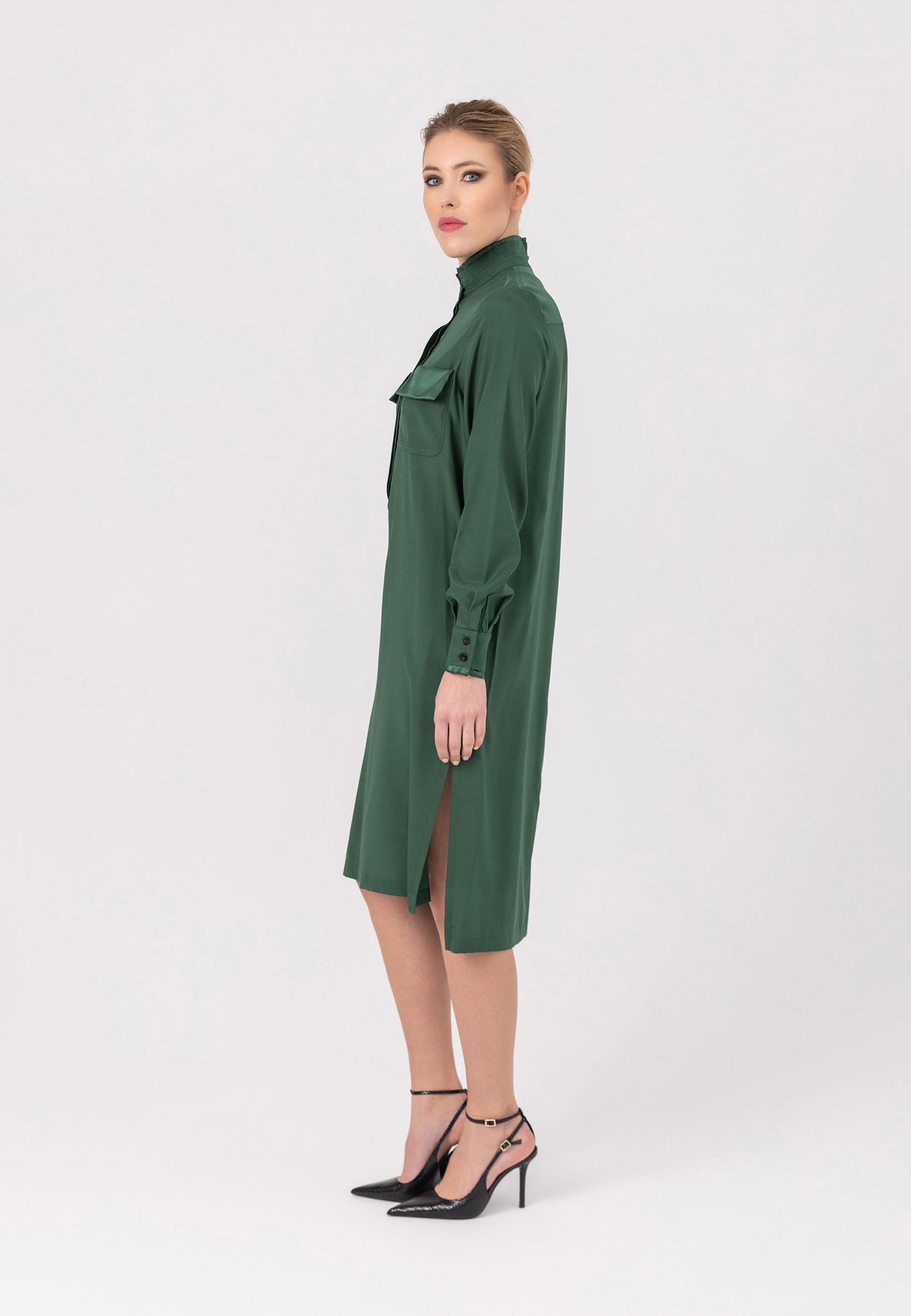 Midi-Hemdkleid aus feinster Seide mit Stehkragen, seitlichen Schlitzen und verdeckter Knopfleiste.