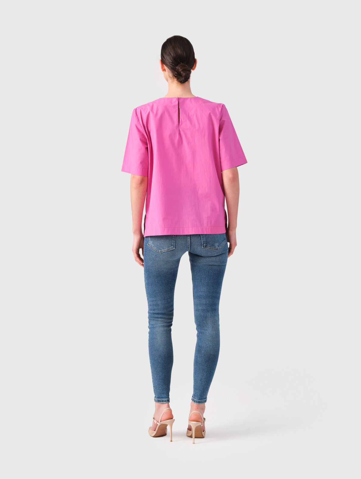 Hochgeschlossene Bluse aus Baumwolle im T-Shirt-Stil mit Knopfverschluss auf der Rückseite. Aus nachhaltiger Baumwolle gefertigt.