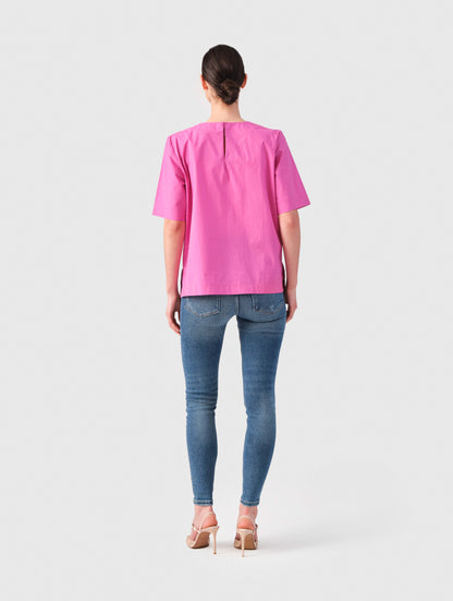 Hochgeschlossene Bluse aus Baumwolle im T-Shirt-Stil mit Knopfverschluss auf der Rückseite. Aus nachhaltiger Baumwolle gefertigt.