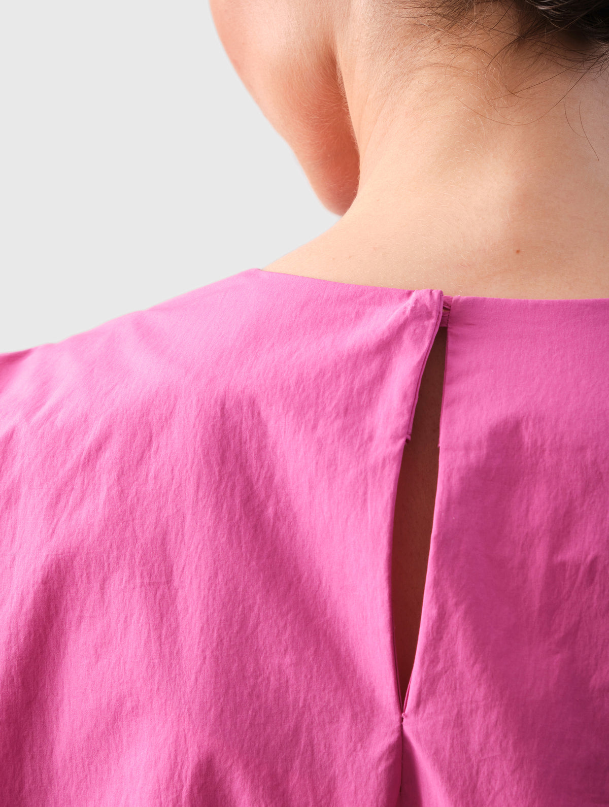 Hochgeschlossene Bluse aus Baumwolle im T-Shirt-Stil mit Knopfverschluss auf der Rückseite. Aus nachhaltiger Baumwolle gefertigt.