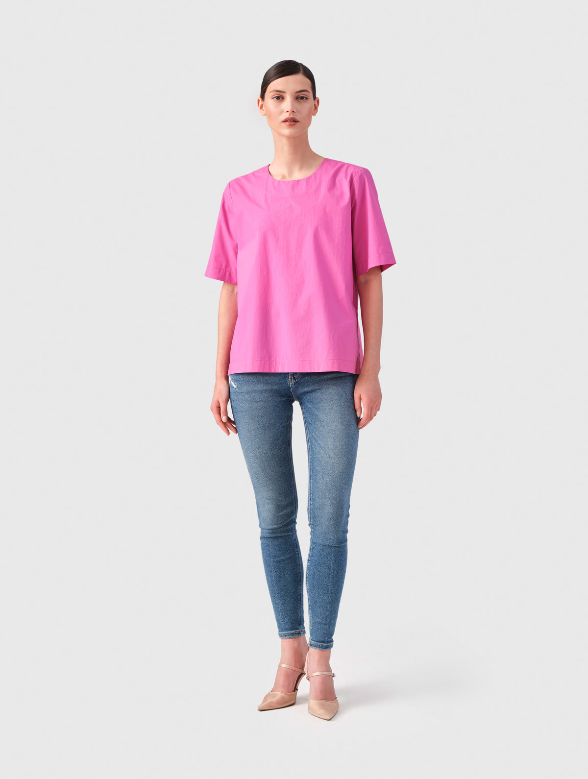 Hochgeschlossene Bluse aus Baumwolle im T-Shirt-Stil mit Knopfverschluss auf der Rückseite. Aus nachhaltiger Baumwolle gefertigt.