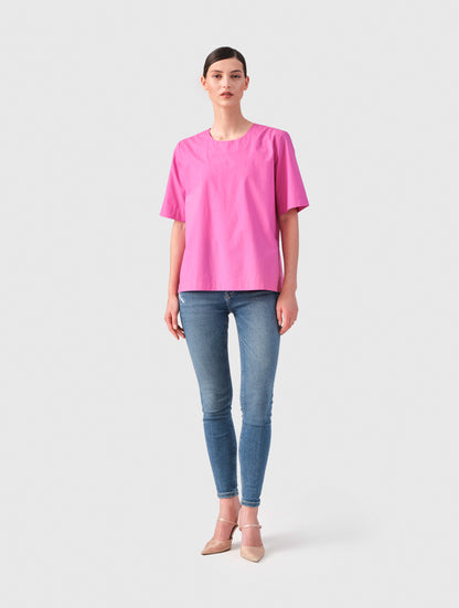 Hochgeschlossene Bluse aus Baumwolle im T-Shirt-Stil mit Knopfverschluss auf der Rückseite. Aus nachhaltiger Baumwolle gefertigt.