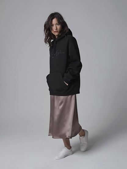 Komfort und Nachhaltigkeit mit einem Hoodie aus 100% zertifizierter Baumwolle. Dieses Kleidungsstück verbindet höchste Qualität mit modernem Design.