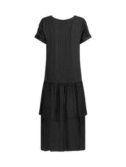 Locker fallendes Kurzarmkleid mit V-Ausschnitt und Volantrock aus Seidensatin und Viskose. Dieses Produkt ist Teil unserer Reborn Linie.