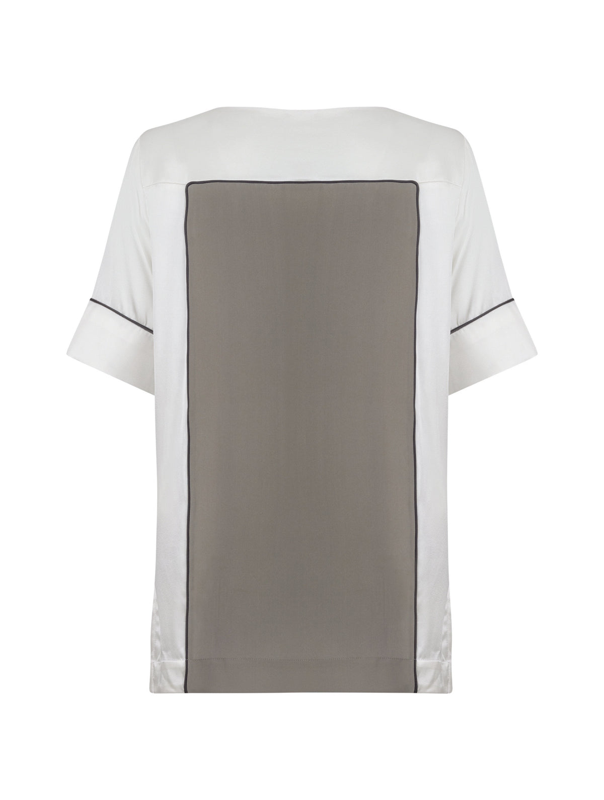 Zweifarbiges, locker geschnittenes Shirt mit weitem Halsauschnitt und schwarzem Piping Detail. Stoffe kommen aus dem Altbestand der Firma, daher nachhaltig.