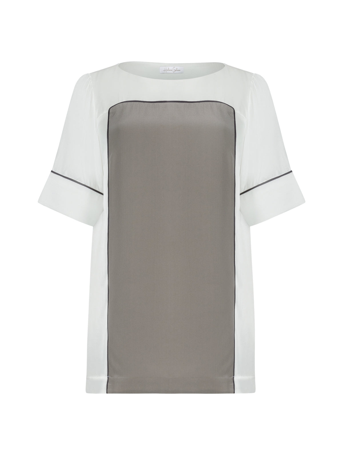 Zweifarbiges, locker geschnittenes Shirt mit weitem Halsauschnitt und schwarzem Piping Detail. Stoffe kommen aus dem Altbestand der Firma, daher nachhaltig.
