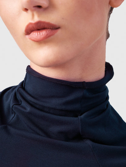 Blaues figurbetontes superweiches Longsleeve mit hohem Rollkragen aus Modal von Helene Galwas.