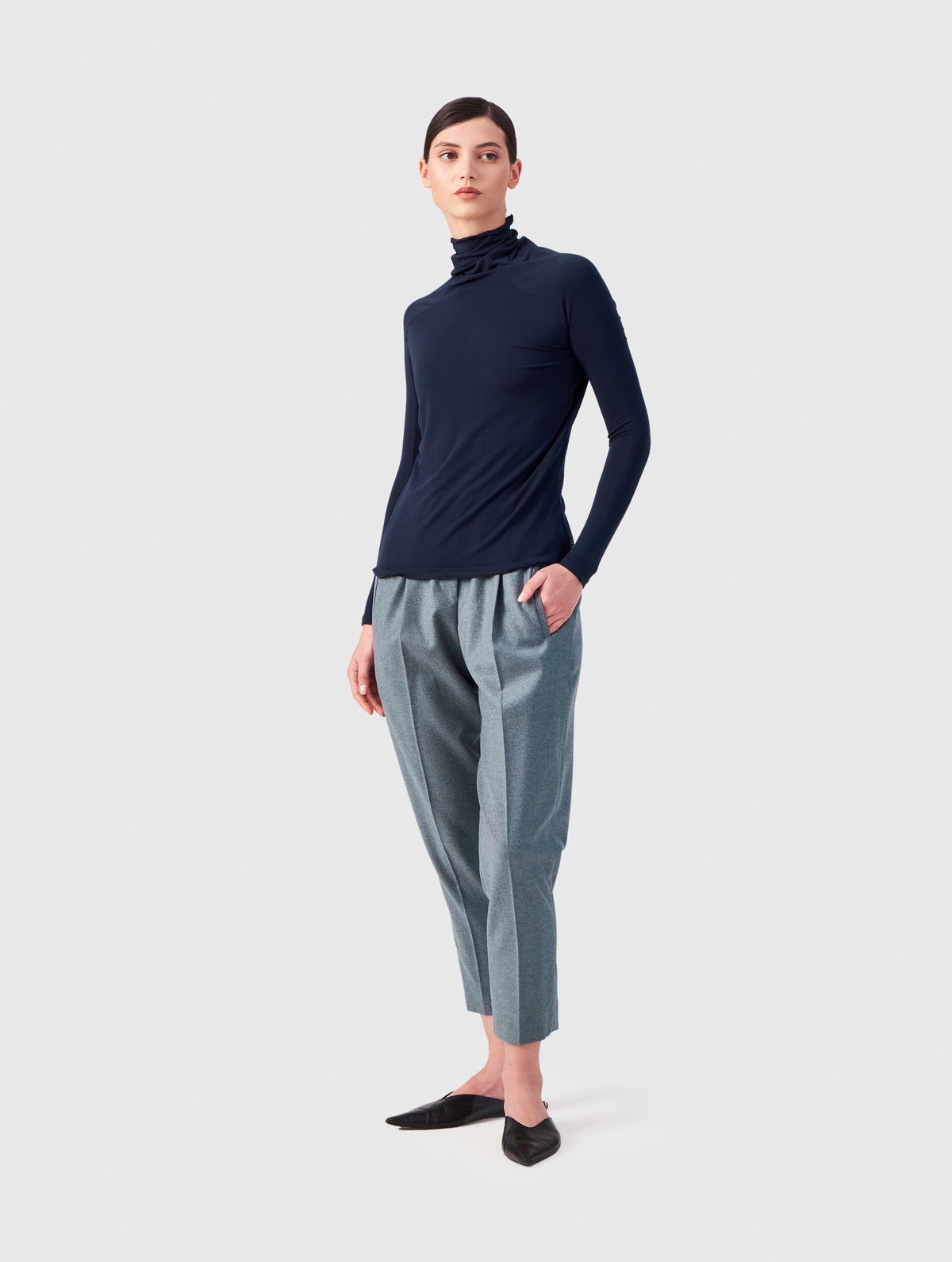 Blaues figurbetontes superweiches Longsleeve mit hohem Rollkragen aus Modal von Helene Galwas.