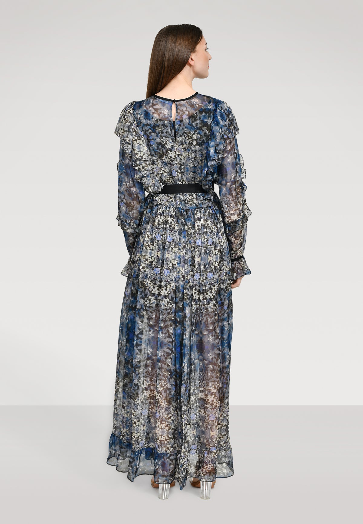 Atemberaubendes Maxikleid aus leicht transparenter Chiffonseide, kunstvollem Blütenprint und feinen Volants