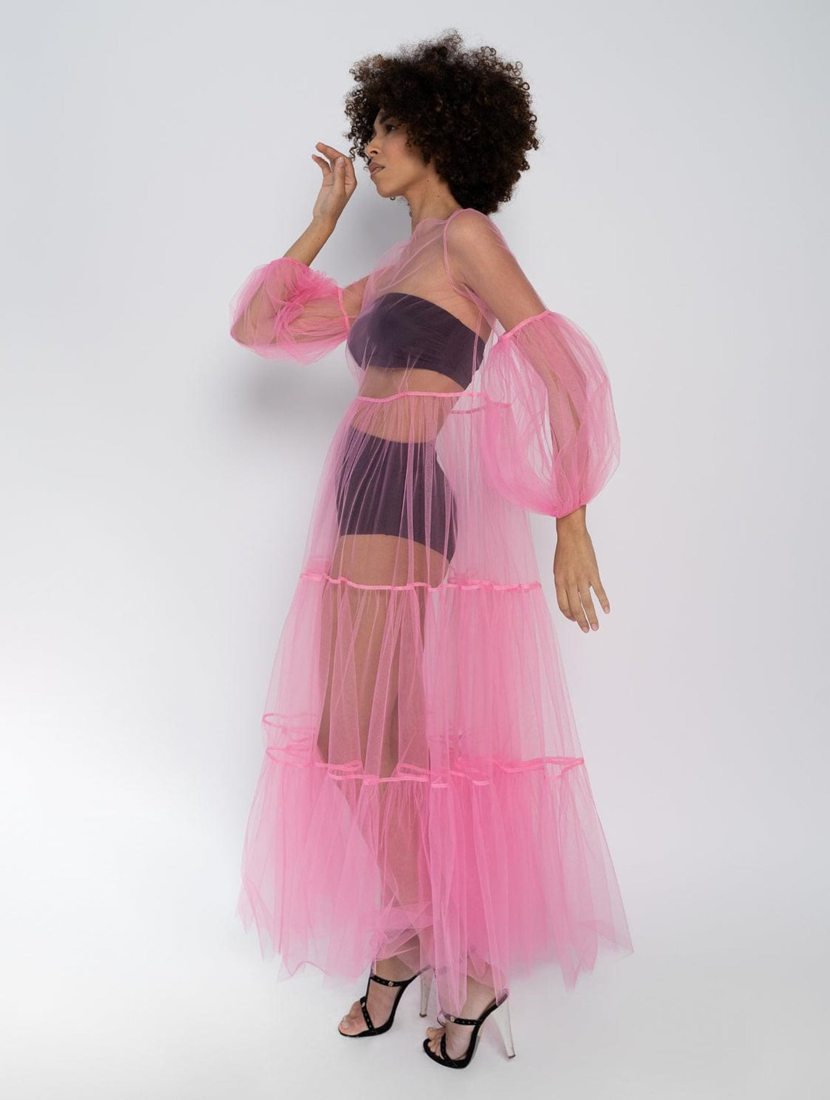 Neon pinkes Maxikleid aus Tüll mit weitem Rock und Puffärmeln