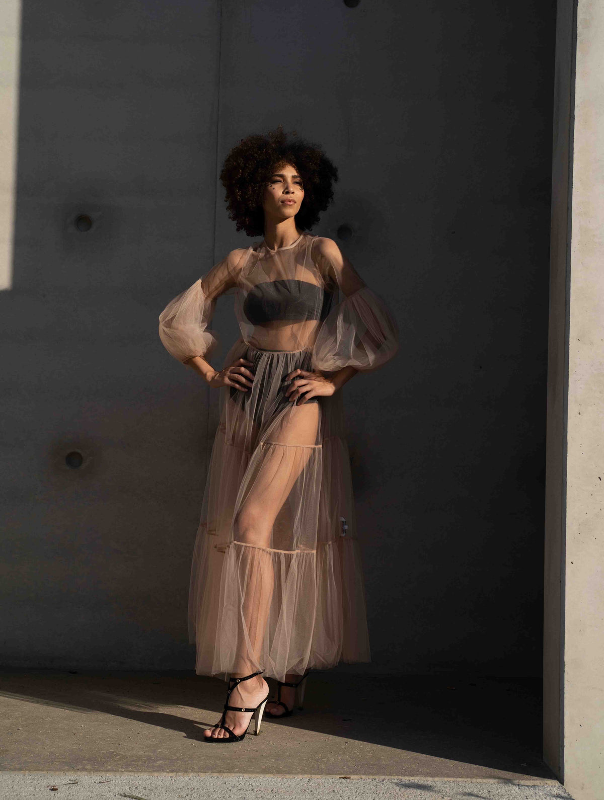 Maxikleid in Nude aus Tüll mit weitem Rock und Puffärmeln