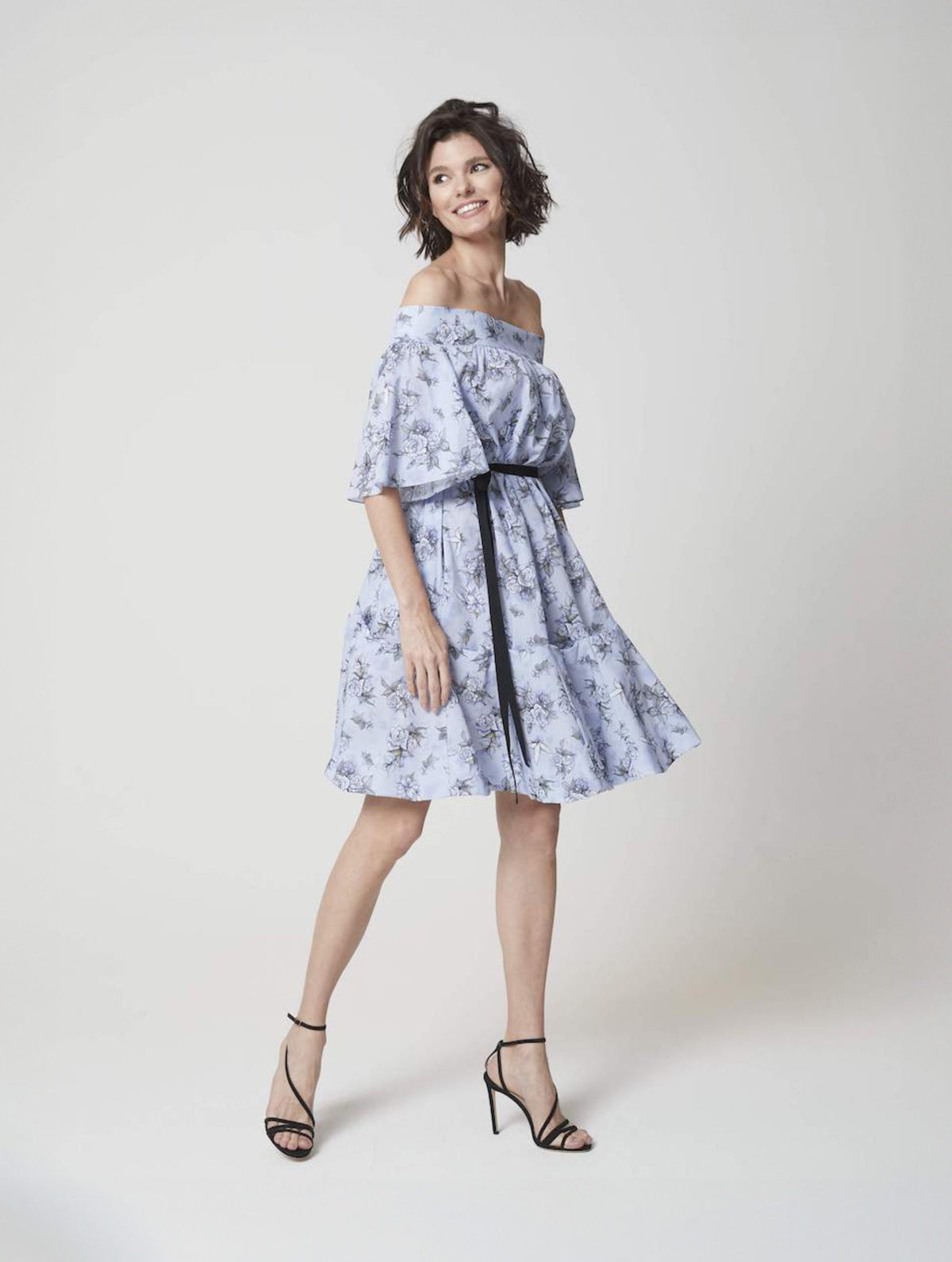 Midi-Kleid aus Premium-Baumwolle mit Carmen Ausschnitt und einem Gürtel auf der Rückseite zum Binden.