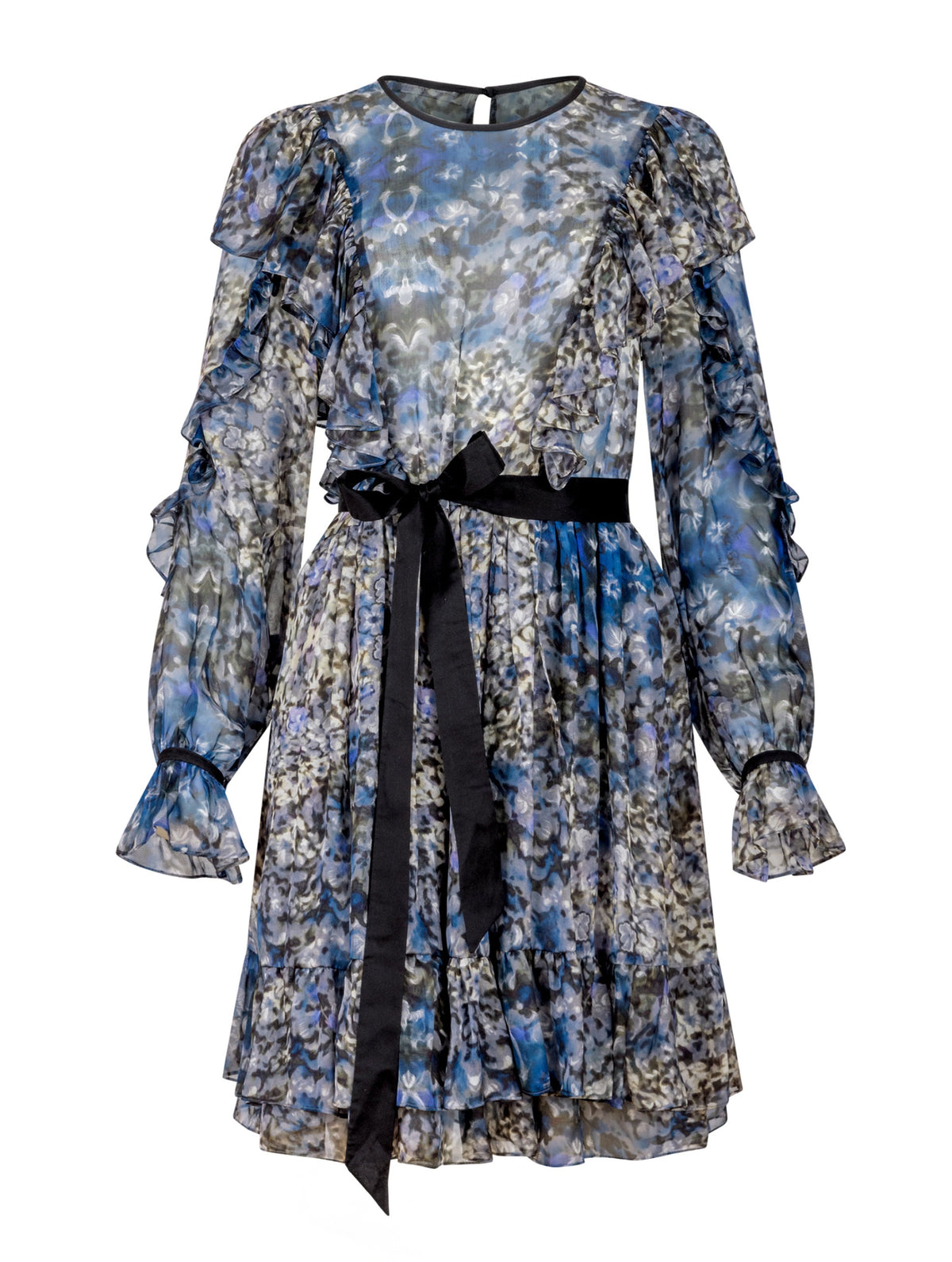 Locker geschnittenes Minikleid aus bedruckter Chiffonseide mit Hortensienblumenmuster mit Volants an den Schultern und Ärmeln, sowie am Saumende. Tragbar mit farblich abgesetztem Gürtel aus schwarzer Chiffonseide. 