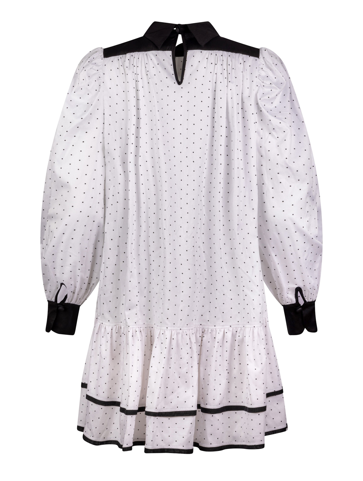 Grade geschnittenes Minikleid aus gepunkteter Baumwolle mit farblich abgesetzten Kragen und Manschetten aus schwarzer Chiffonseide, sowie doppelten Volantssaum. 