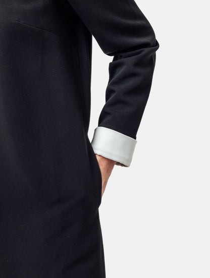 Locker geschnittenes Minikleid mit abnehmbarem Kragen und abnehmbaren Manschetten aus weißer Baumwolle. Reißverschluss auf dem Rücken.
