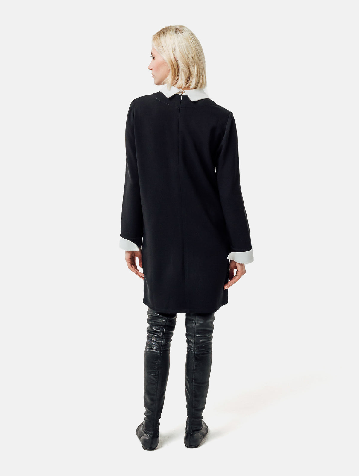 Locker geschnittenes Minikleid mit abnehmbarem Kragen und abnehmbaren Manschetten aus weißer Baumwolle. Reißverschluss auf dem Rücken.