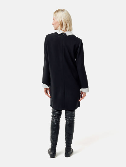 Locker geschnittenes Minikleid mit abnehmbarem Kragen und abnehmbaren Manschetten aus weißer Baumwolle. Reißverschluss auf dem Rücken.