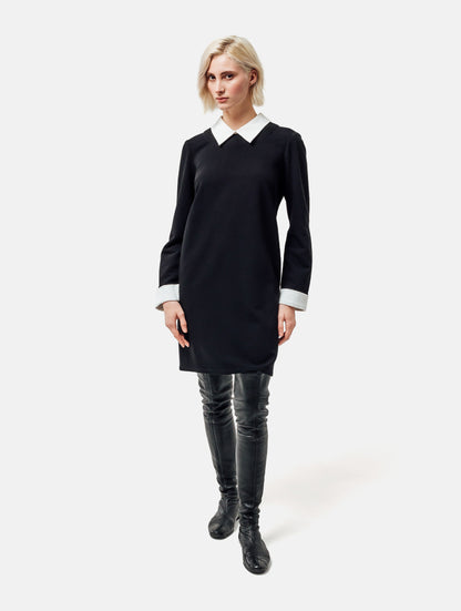 Locker geschnittenes Minikleid mit abnehmbarem Kragen und abnehmbaren Manschetten aus weißer Baumwolle. Reißverschluss auf dem Rücken.