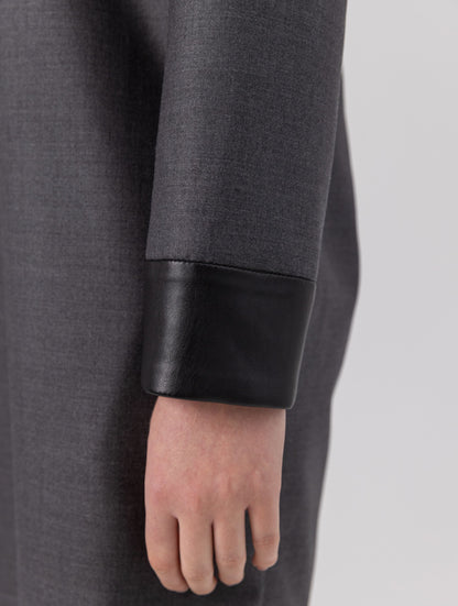 Locker geschnittenes Minikleid aus einem Woll-Seiden-Mix mit schwarzen Ärmeln aus veganem Leder und Details an der Schulter sowie am Bündchen. Reißverschluss auf dem Rücken.   Dieses Modell ist Teil unserer REBORN-Kollektion und steht für unsere "Zero-Waste-Politik".  