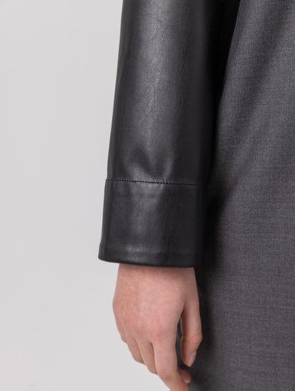 Locker geschnittenes Minikleid aus einem Woll-Seiden-Mix mit schwarzen Ärmeln aus veganem Leder und Details an der Schulter sowie am Bündchen. Reißverschluss auf dem Rücken.   Dieses Modell ist Teil unserer REBORN-Kollektion und steht für unsere "Zero-Waste-Politik".  