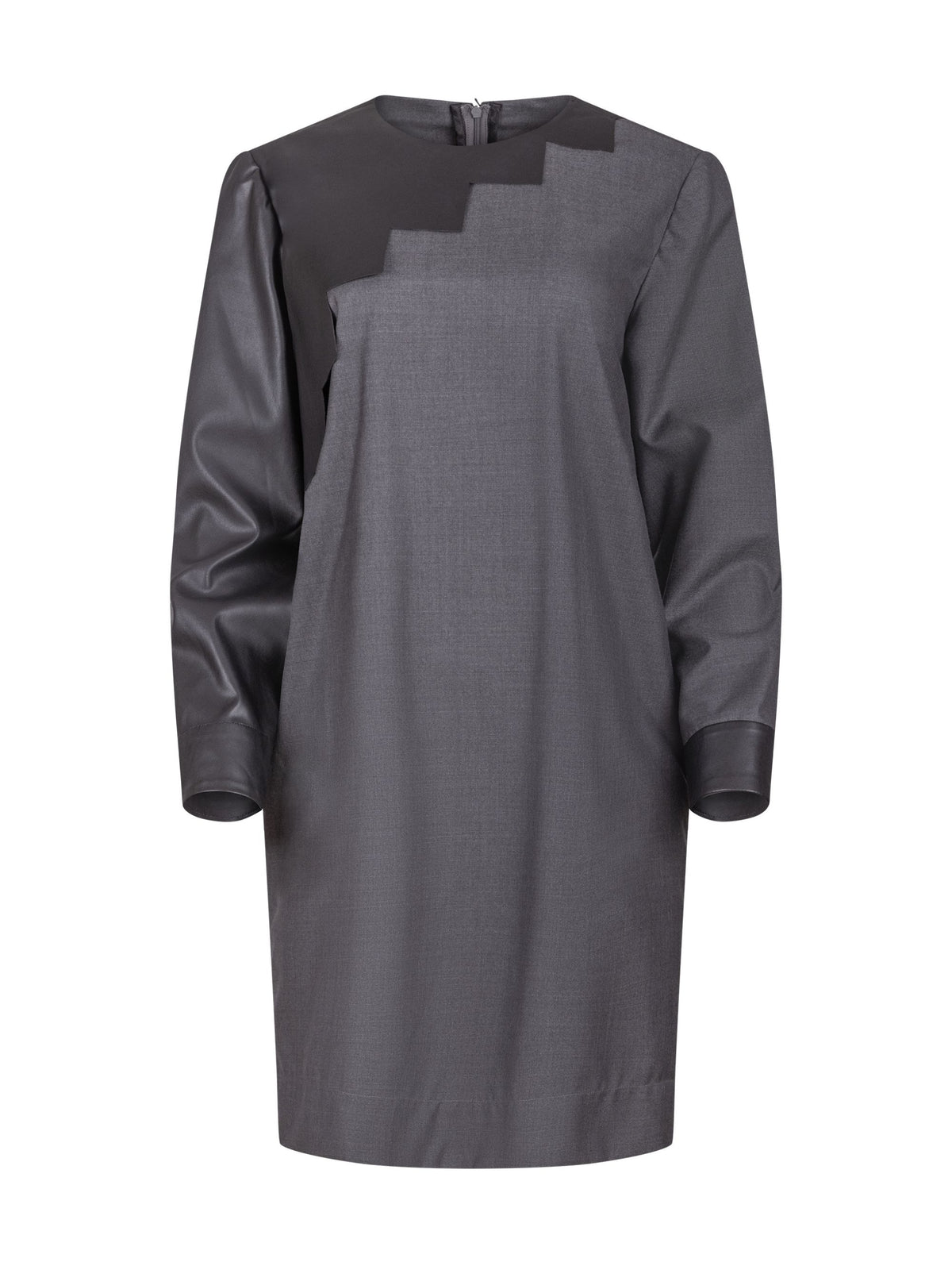 Locker geschnittenes Minikleid aus einem Woll-Seiden-Mix mit schwarzen Ärmeln aus veganem Leder und Details an der Schulter sowie am Bündchen. Reißverschluss auf dem Rücken.   Dieses Modell ist Teil unserer REBORN-Kollektion und steht für unsere "Zero-Waste-Politik".  