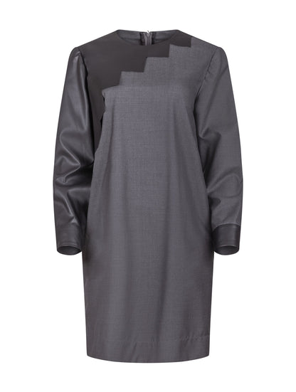 Locker geschnittenes Minikleid aus einem Woll-Seiden-Mix mit schwarzen Ärmeln aus veganem Leder und Details an der Schulter sowie am Bündchen. Reißverschluss auf dem Rücken.   Dieses Modell ist Teil unserer REBORN-Kollektion und steht für unsere "Zero-Waste-Politik".  