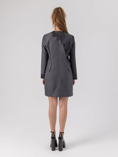 Locker geschnittenes Minikleid aus einem Woll-Seiden-Mix mit schwarzen Ärmeln aus veganem Leder und Details an der Schulter sowie am Bündchen. Reißverschluss auf dem Rücken.   Dieses Modell ist Teil unserer REBORN-Kollektion und steht für unsere "Zero-Waste-Politik".  