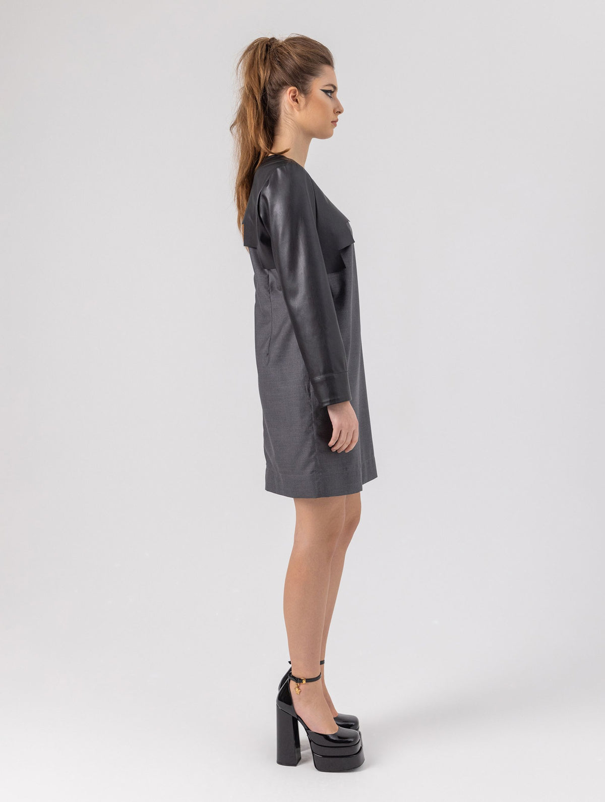 Locker geschnittenes Minikleid aus einem Woll-Seiden-Mix mit schwarzen Ärmeln aus veganem Leder und Details an der Schulter sowie am Bündchen. Reißverschluss auf dem Rücken.   Dieses Modell ist Teil unserer REBORN-Kollektion und steht für unsere "Zero-Waste-Politik".  