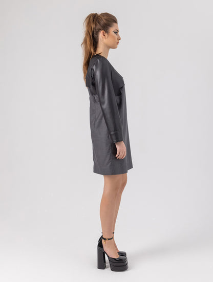 Locker geschnittenes Minikleid aus einem Woll-Seiden-Mix mit schwarzen Ärmeln aus veganem Leder und Details an der Schulter sowie am Bündchen. Reißverschluss auf dem Rücken.   Dieses Modell ist Teil unserer REBORN-Kollektion und steht für unsere "Zero-Waste-Politik".  