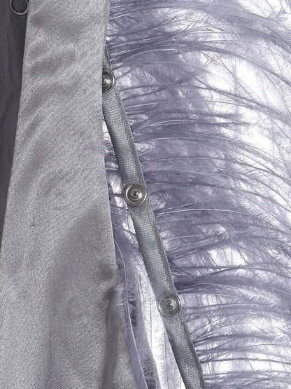 Ärmelloses Mini-Kleid aus hochwertiger Seide mit abnehmbaren Straussenfedern am Arm