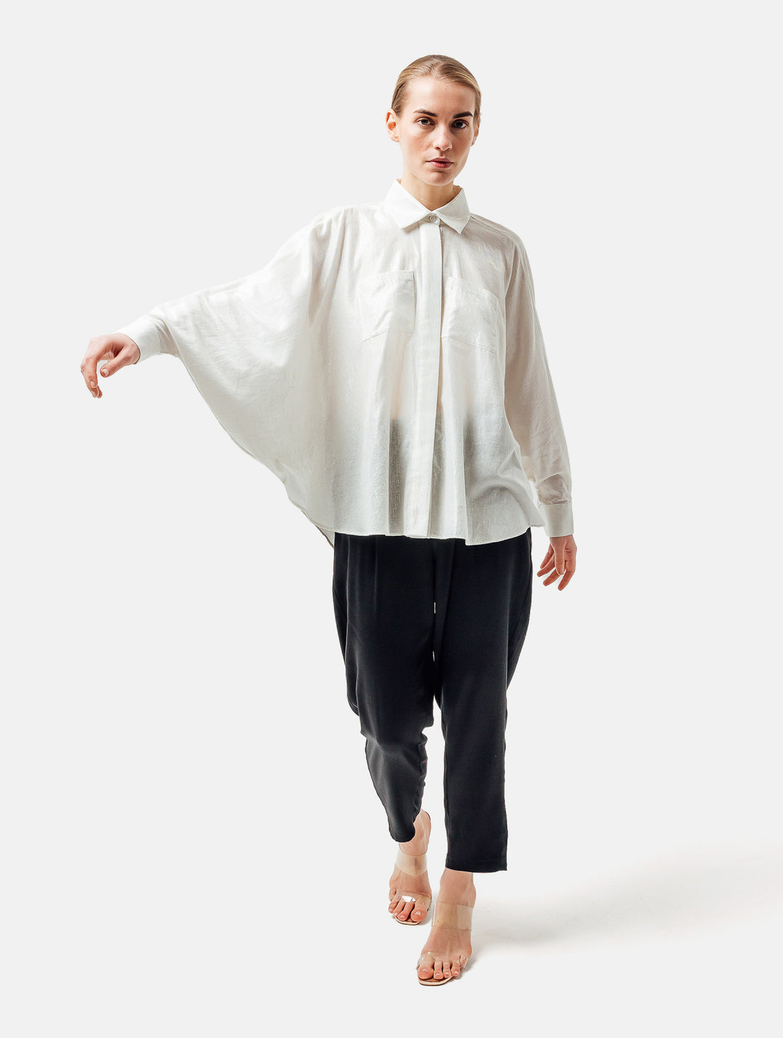 Weites Oversizebluse, sophisticated Look durch den ausgefallenen Rückenauschnitt, der sich verstellen lässt, sodass man die Tiefe des Rückenausschnitts anpassen kann, Lange Ärmel mit klassischen Hemdmanschetten und Kragen.