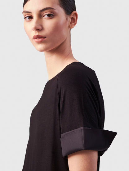 Jersey-T-Shirt mit Bateau-Ausschnitt, Seitenschlitzen und Bündchendetails aus weißer Baumwolle. Dieses Modell ist Teil unserer REBORN-Kollektion und steht für unsere "Zero-Waste-Politik".