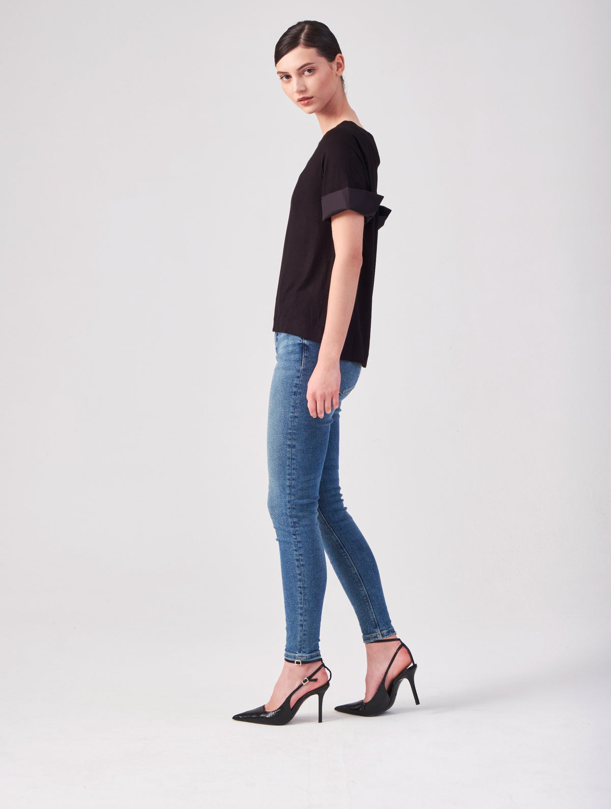 Jersey-T-Shirt mit Bateau-Ausschnitt, Seitenschlitzen und Bündchendetails aus weißer Baumwolle. Dieses Modell ist Teil unserer REBORN-Kollektion und steht für unsere "Zero-Waste-Politik".