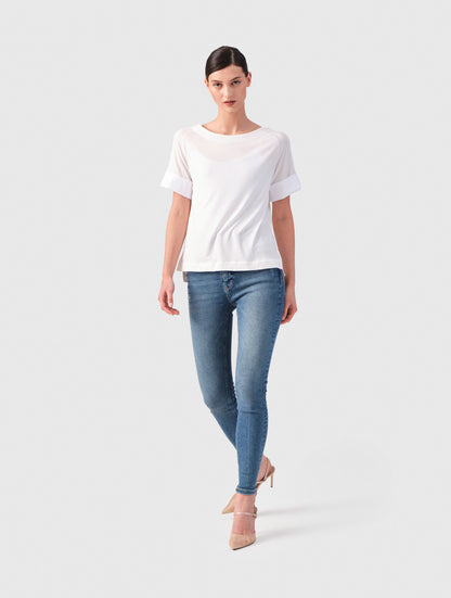 Jersey-T-Shirt mit Bateau-Ausschnitt, Seitenschlitzen und Bündchendetails aus weißer Baumwolle. Dieses Modell ist Teil unserer REBORN-Kollektion und steht für unsere "Zero-Waste-Politik".